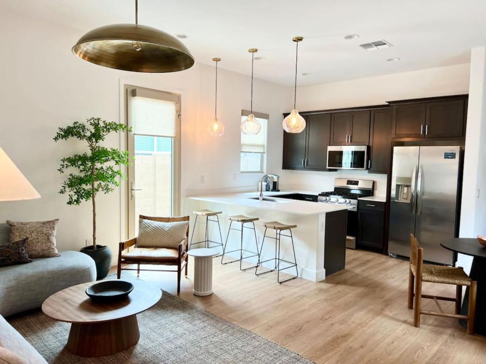 Luxury 1 BR Casita with Private Yard, Garage and WD